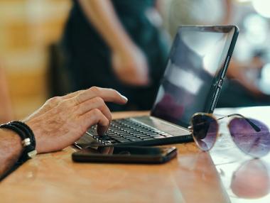 Кой и как ни следи в интернет