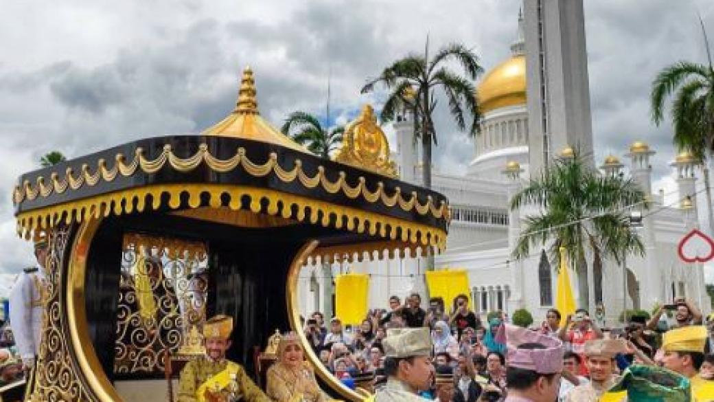 Султанът на Бруней отбеляза 50 години на трона в златна каляска