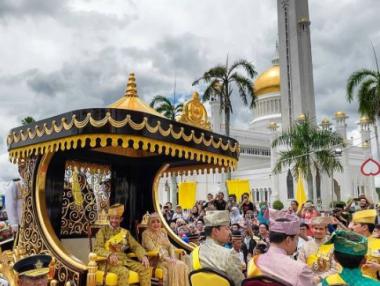 Султанът на Бруней отбеляза 50 години на трона в златна каляска