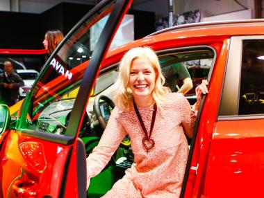 Стълпотворение от звезди в първия ден от Автосалона в София