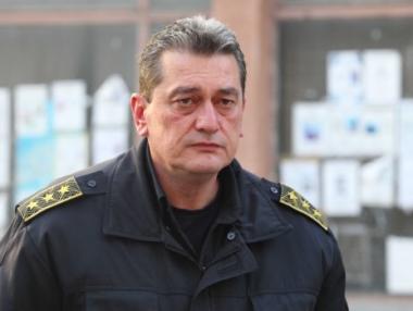 Законът налага да се закриват пожарни, заяви директорът на службата
