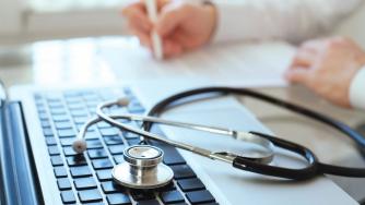 Първите три дни от болничния може да се плащат само на 50%