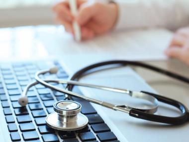 Първите три дни от болничния може да се плащат само на 50%