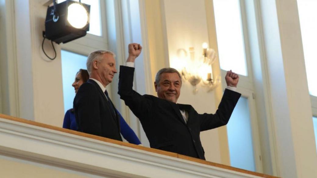 Валери Симеонов прави цирк в парламента пред унгарска делегация