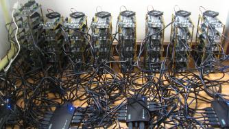 Китайци масово разпродават оборудването си за добив на bitcoin