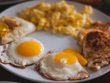 Колко калории и протеин съдържа едно яйце?