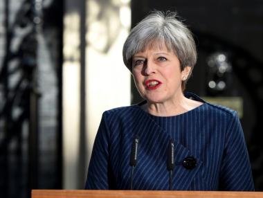 Тереза Мей е молила Юнкер за помощ за Brexit