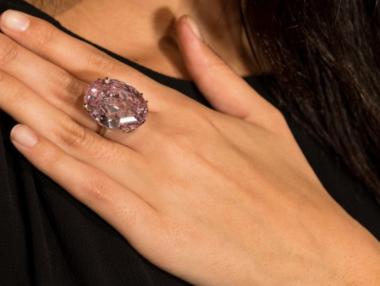 Най-големият наситенорозов диамант в света отива на търг