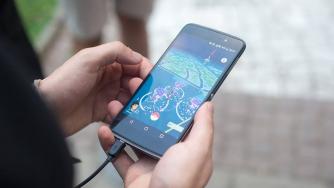 Хонолулу забрани на пресичащи пешеходци да гледат телефона си