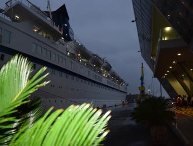 Golden Iris акостира на Морска гара Бургас