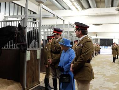 Колко печели английската кралица от конни надбягвания