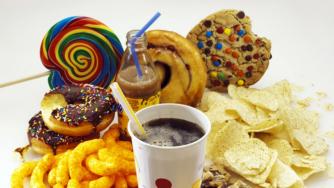 Депутати спират рекламирането на вредни храни