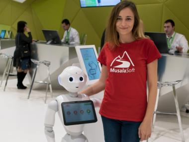 Хуманоиден робот посреща клиенти на Банка ДСК