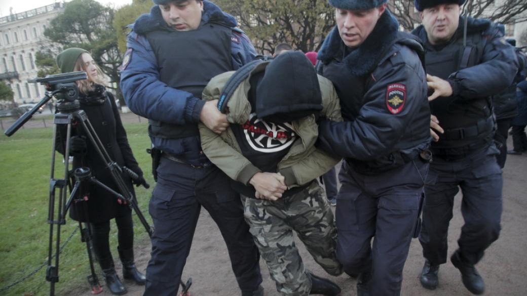Арестуваните в Москва са вече близо 400 души