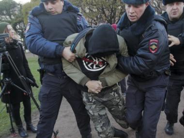 Арестуваните в Москва са вече близо 400 души