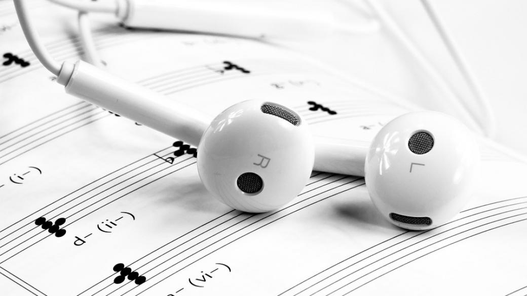 Хората днес слушат повече музика благодарение на стрийминг услугите