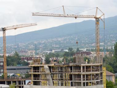 Изгодните кредити и растящи заплати водят до купуване на сгради