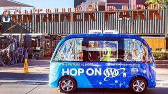 Автономен автобус катастрофира още на първия си ден