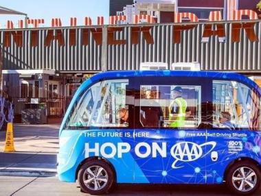 Автономен автобус катастрофира още на първия си ден