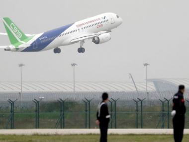 Китай продължава да предизвиква Boeing и Airbus с новия си пътнически самолет
