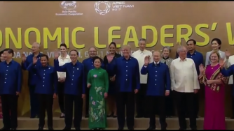 Путин и Тръмп се поздравиха на срещата във Виетнам