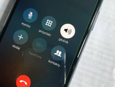 На дисплеите на iPhone X започна да се появява зелена черта