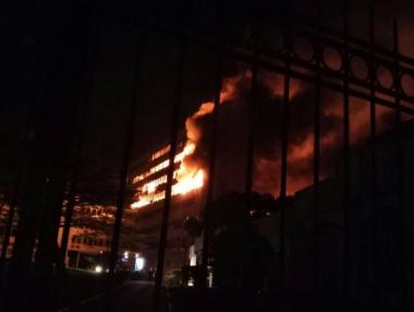 Парламентът в Камерун изгоря почти напълно