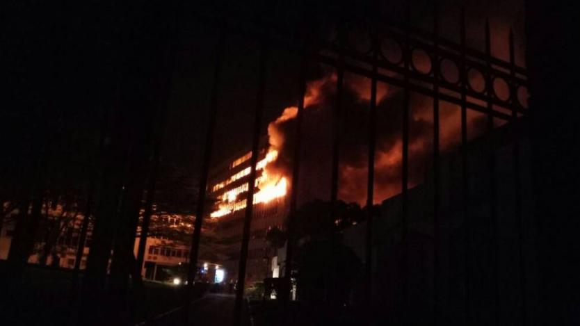 Парламентът в Камерун изгоря почти напълно