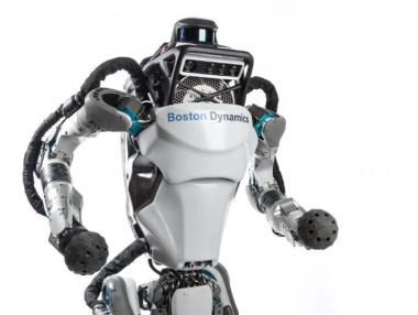 Роботът Atlas, който прави задно салто