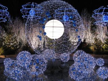 Коледни светлини озариха „Шанз-елизе“