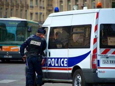 Мигранти с кола нападнаха френски полицаи