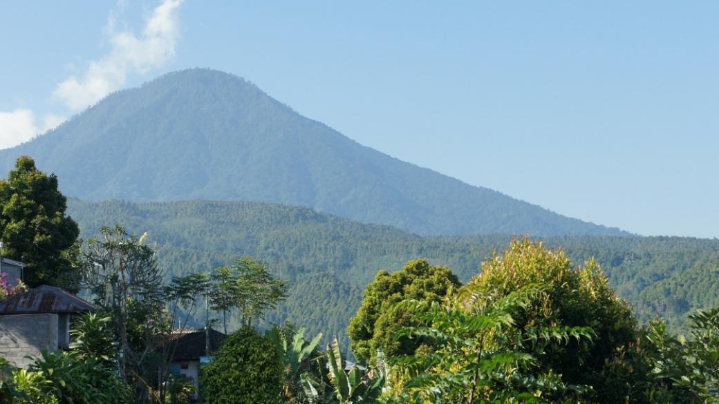 Вулканът Агунг анулира десетки полети до о. Бали