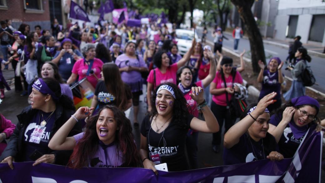 Над 2 хил. жени протестираха в Истанбул срещу насилието над жените