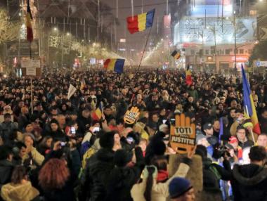 Десетки хиляди излязоха на протест в Румъния