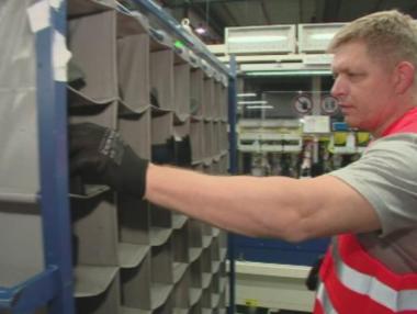 Премиерът на Словакия изкара  нощна смяна във фабрика