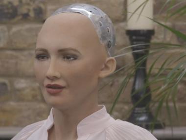 Роботът София поиска да има дете и семейство