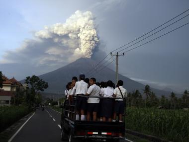 Летището в Бали остава затворено заради вулкана Агунг