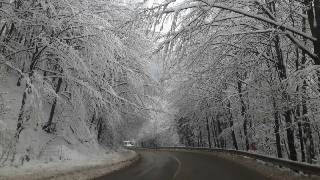 Над 620 снегорина почистват пътищата в страната