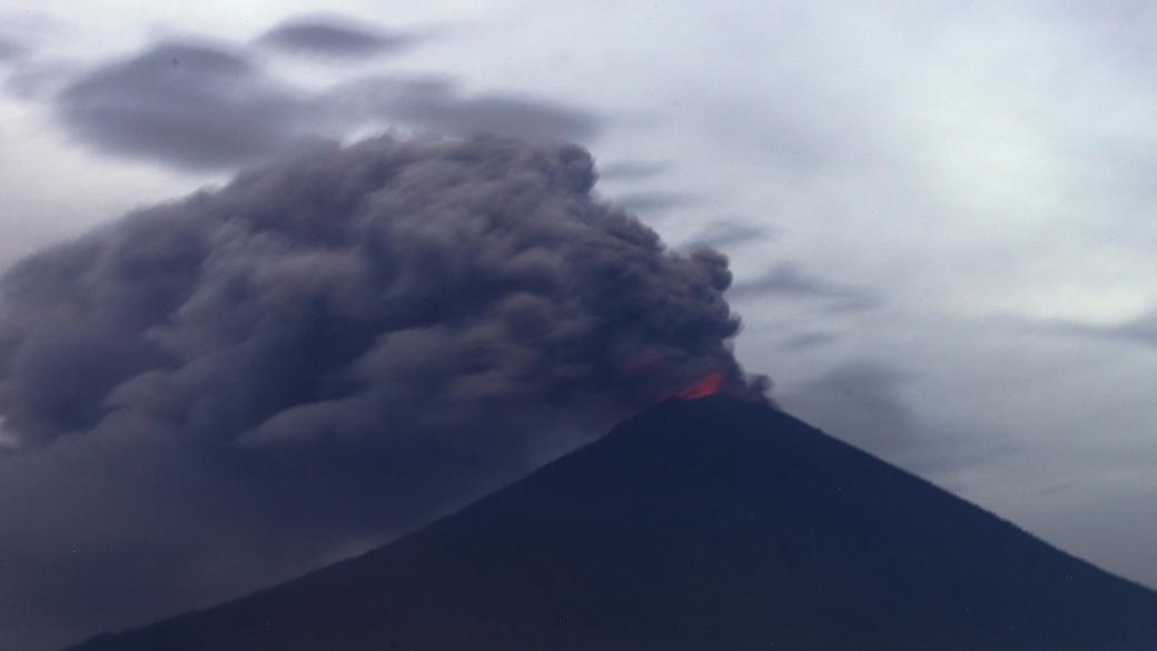 Българче се роди на остров Бали, докато изригва вулканът Анунг