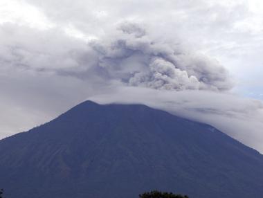 Летището в Бали остава затворено до утре