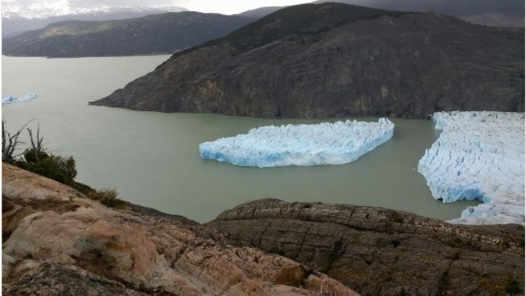 Огромен айсберг се отчупи от ледника Грей