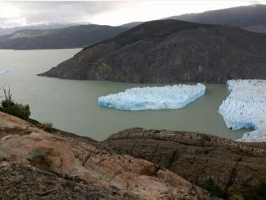 Огромен айсберг се отчупи от ледника Грей