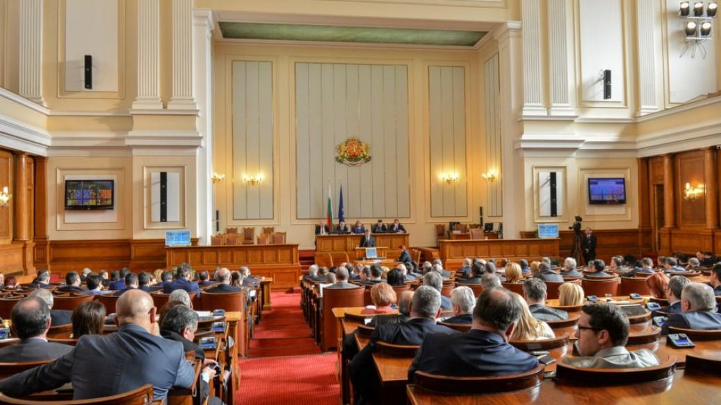 Депутатите приеха бюджетите на три министерства след 18-часово заседание