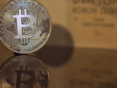 Bitcoin се върна над $10 000