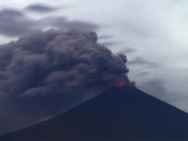 Историята на българчето, което се роди докато изригва вулканът Анунг