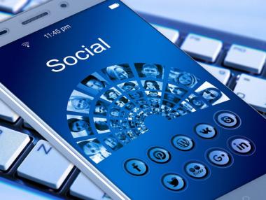 Австралия разследва Facebook и Google заради медийното влияние