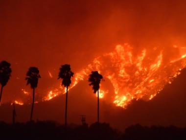Евакуират хиляди хора заради голям пожар в Калифорния