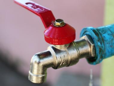 Регулаторът решава днес за по-високите цени на водата