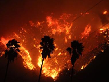 Пожарът край Лос Анджелис се разраства