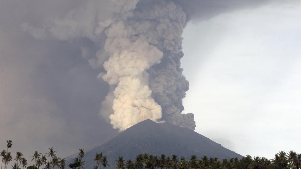 Вулканът Анунг изригна отново